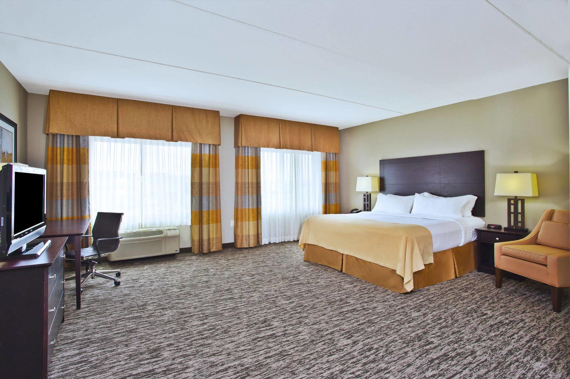 Holiday Inn & Suites Green Bay Stadium By Ihg Exterior photo
